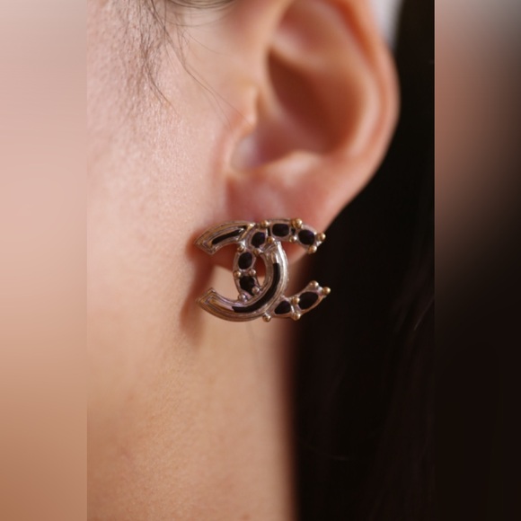 Chanel Onyx Earrings - Picture 3 of 7